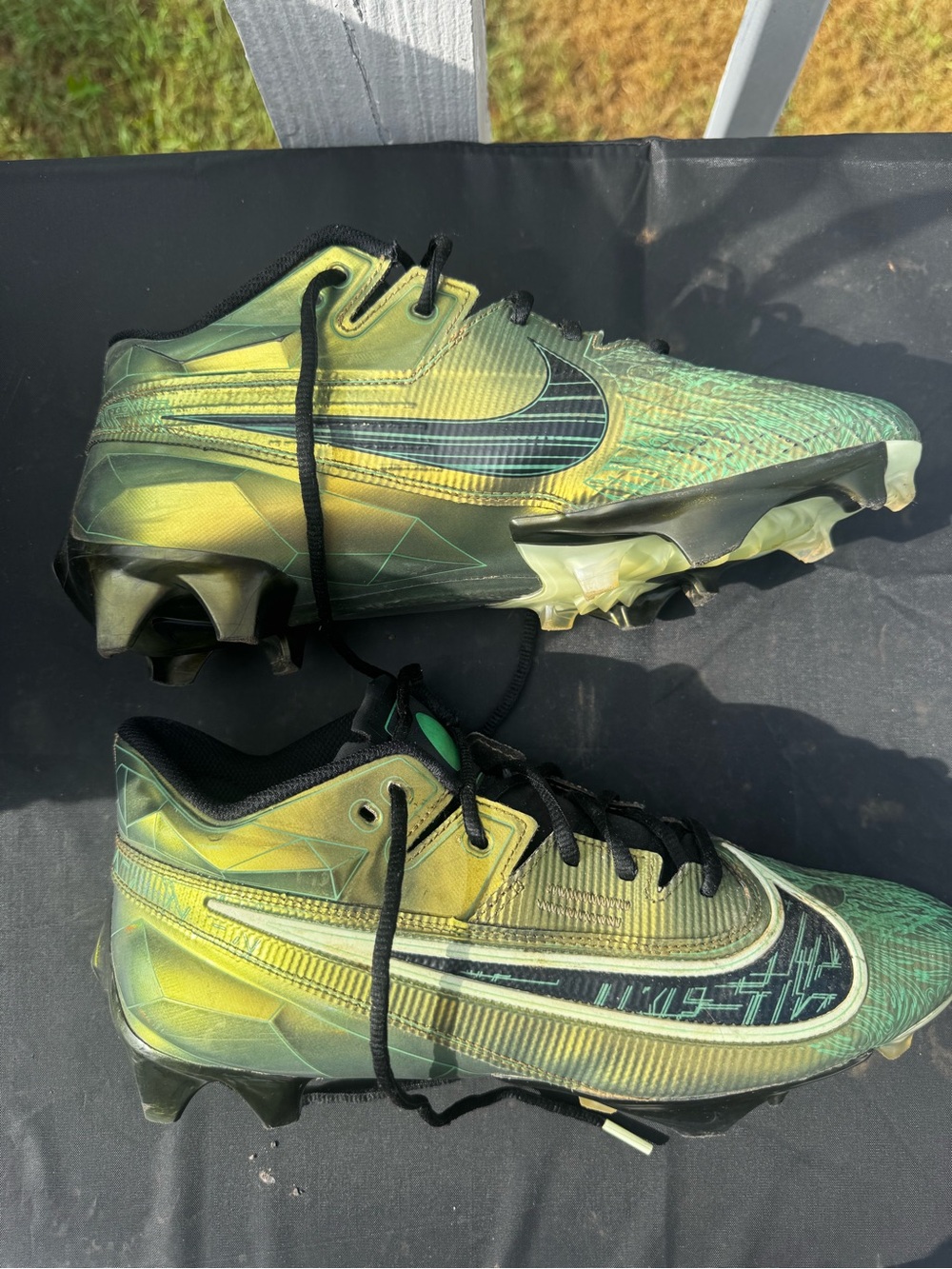 Nike Men’s Alien Green Yellow Gradient Football Cleats